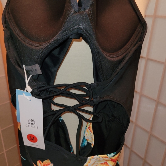 Cute one piece bathing suit - Picture 4 of 4